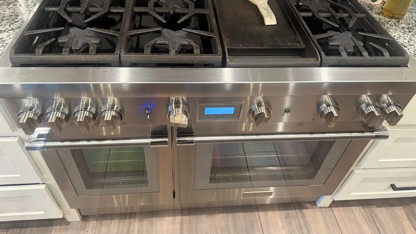 Thermador professional gas range with burners and knobs