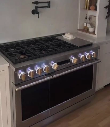 Monogram professional gas range with illuminated knobs